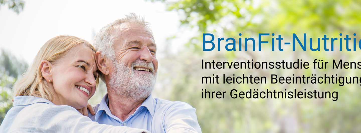 Dieser Bild zeigt ein lächelndes, sich umarmendes älteres Paar in der Natur. Auf dem Bild steht der Text: "BrainFit-Nutrition - Interventionsstudie für Menschen mit leichten Beeinträchtigungen ihrer Gedächtnisleistung".