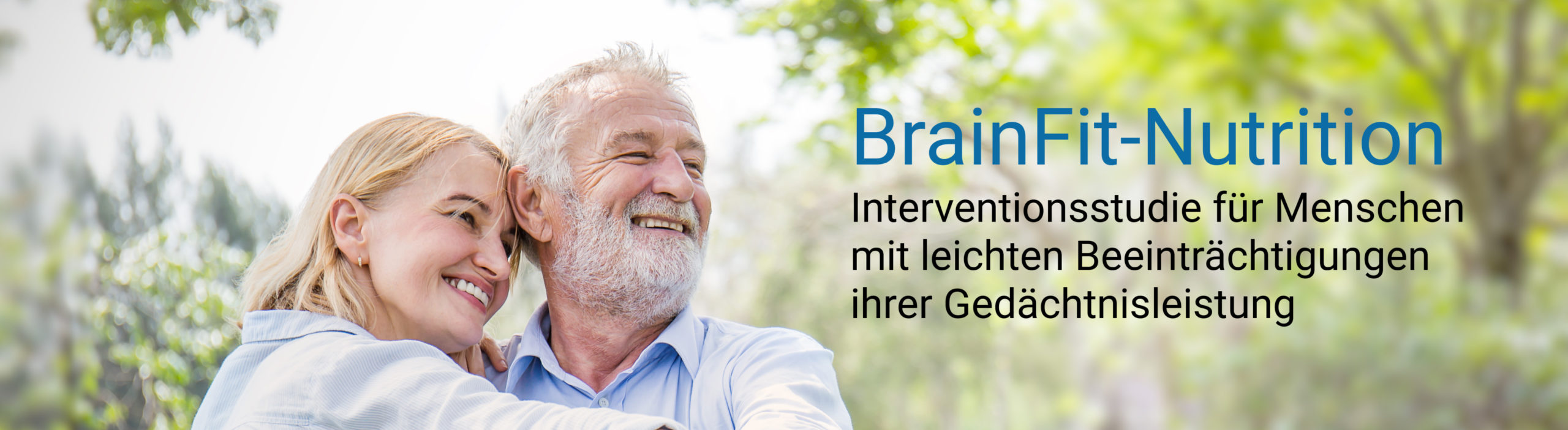 Dieser Bild zeigt ein lächelndes, sich umarmendes älteres Paar in der Natur. Auf dem Bild steht der Text: "BrainFit-Nutrition - Interventionsstudie für Menschen mit leichten Beeinträchtigungen ihrer Gedächtnisleistung".